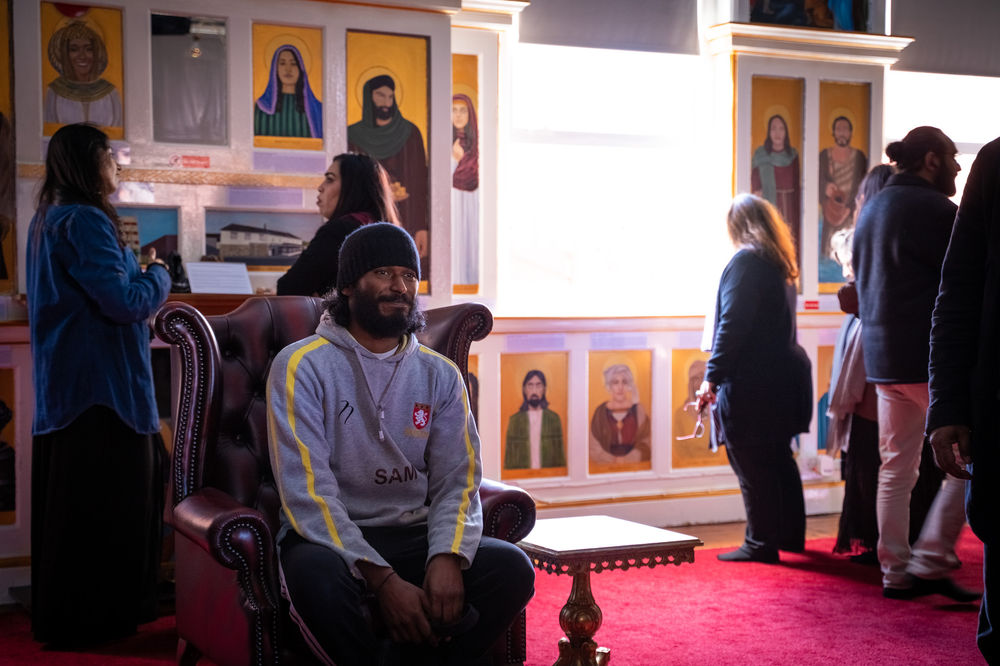 Des membres visitent le siège de la religion