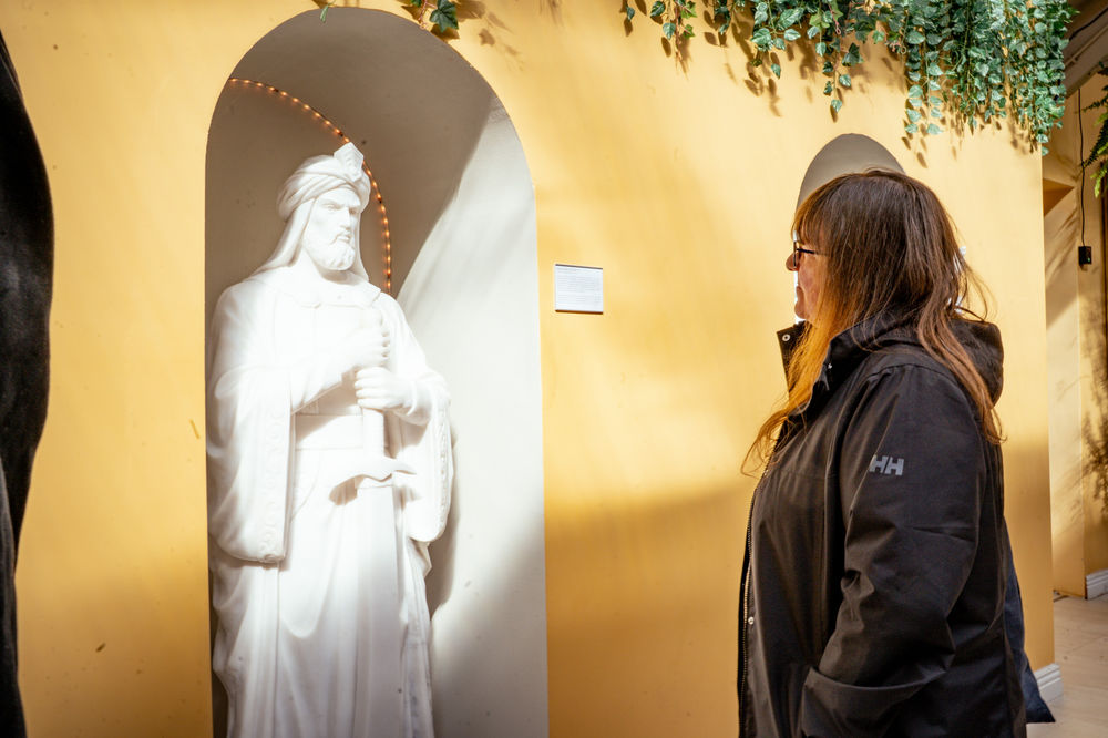 Des membres visitent le siège de la religion