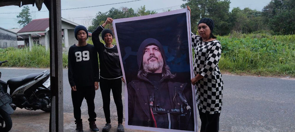 Marche collective dans les rues du Kalimantan occidental : pancartes en main, appelant l’humanité à la direction divine.
