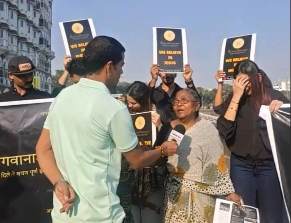 Une journaliste locale interroge des membres sur leurs croyances, tandis que des hindous et d’autres réagissent positivement à des messages honorant Mohammed et Krishna.