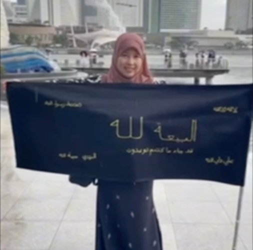 Des croyants agitent des pancartes et distribuent des tracts dans les rues de Singapour, proclamant « L’allégeance est à Allah ».