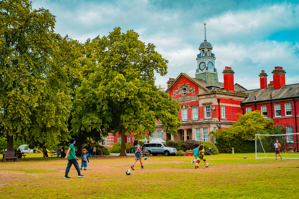 Des enfants jouant à Webb House, à Crewe