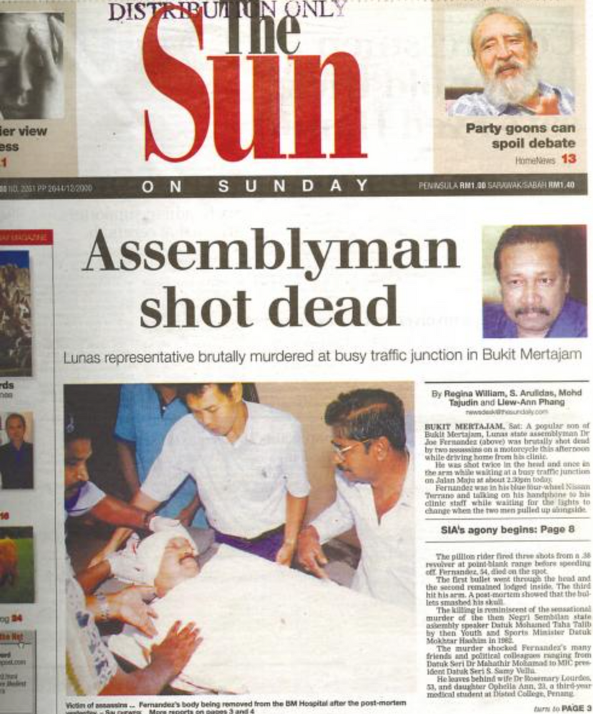 Une une de journal titrée « Assemblyman shot dead » avec une photo de personnes autour d’une civière. Titre en rouge et portrait bien visible. Atmosphère de deuil.