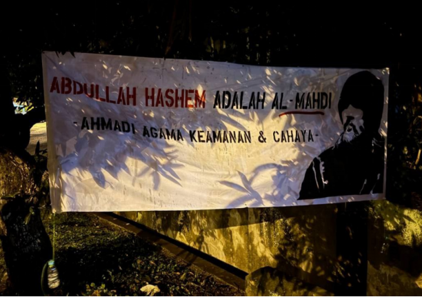 Des croyants malaisiens accrochent des banderoles d’Aba Al-Sadiq le 16 janvier 2025