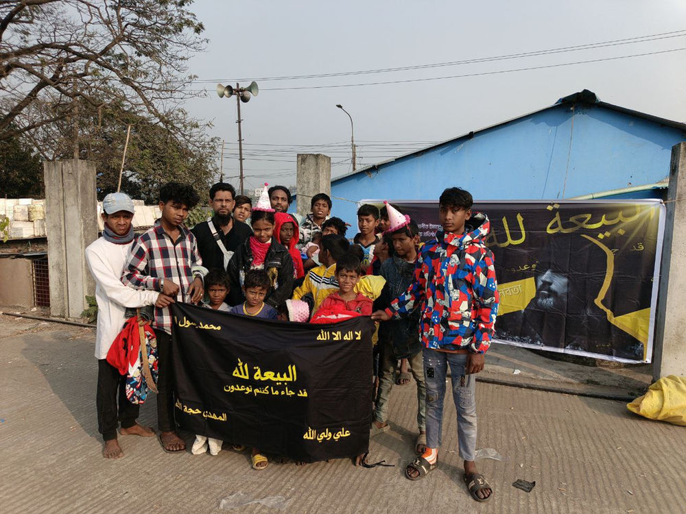 Des bénévoles de l’AROPL distribuent des vêtements d’hiver à des enfants sans abri à la gare de Narayanganj, le jour de l’an 2026, apportant de la chaleur au milieu du froid.