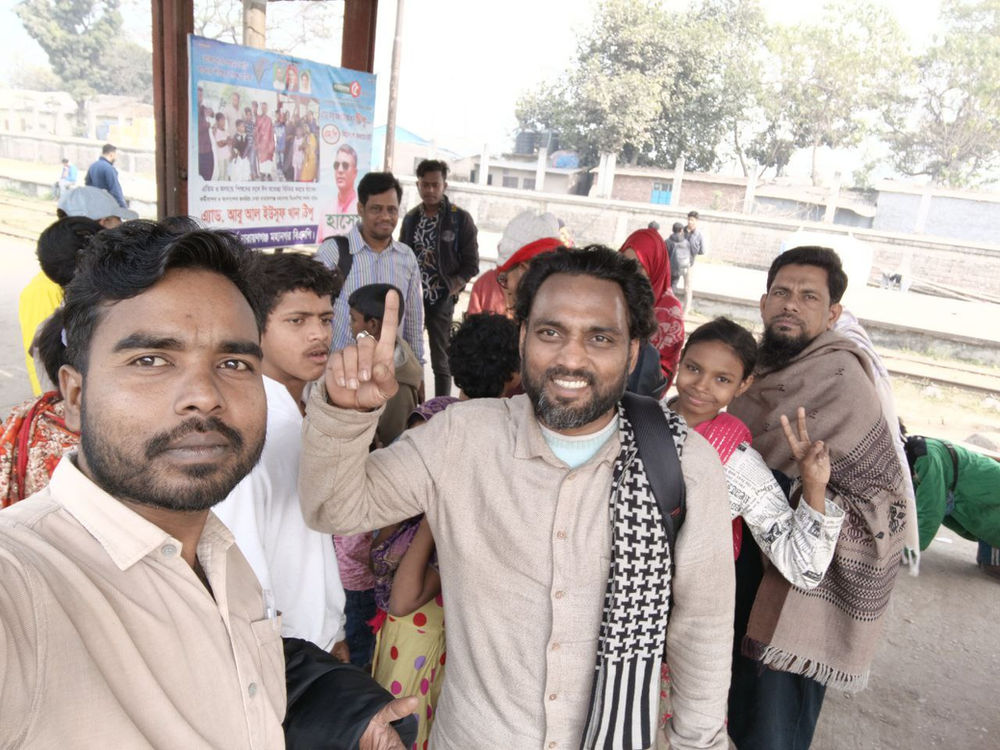 Des enfants démunis reçoivent des vestes et des vêtements chauds de la part d’adeptes de la Religion Ahmadie de la Paix et de la Lumière, dans le cadre d’une action humanitaire au Bangladesh.