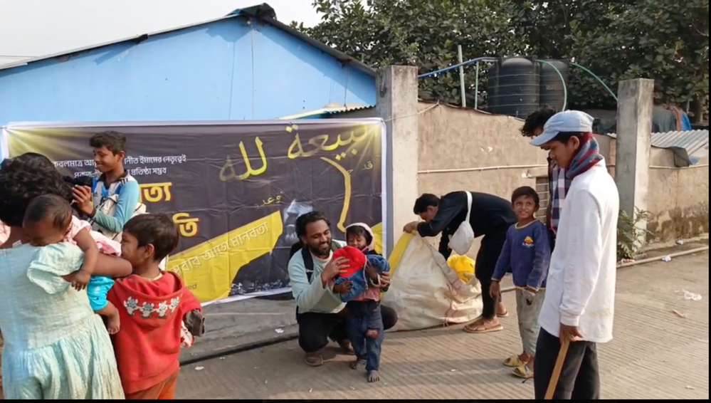 Plus de 50 enfants défavorisés sourient avec gratitude en recevant des vêtements d’hiver lors de l’événement organisé par l’AROPL à Narayanganj.