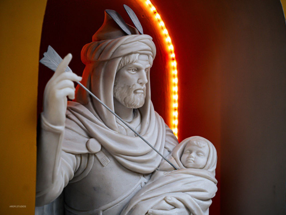 Statue en marbre de l’Imam Al-Hussein tenant son fils Abdullah l’enfant en bas âge