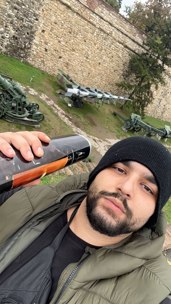 Mohammed Emini, de Serbie, diffuse la Religion ahmadie de la paix et de la lumière dans les rues de Belgrade, en Serbie