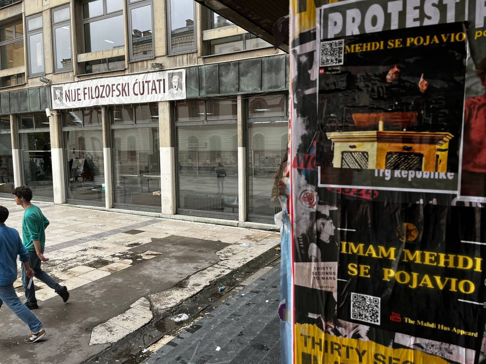 Mohammed Emini, de Serbie, diffuse la Religion ahmadie de la paix et de la lumière dans les rues de Belgrade, en Serbie
