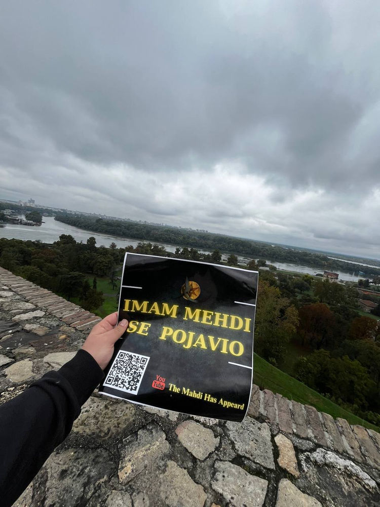 Mohammed Emini, de Serbie, diffuse la Religion ahmadie de la paix et de la lumière dans les rues de Belgrade, en Serbie