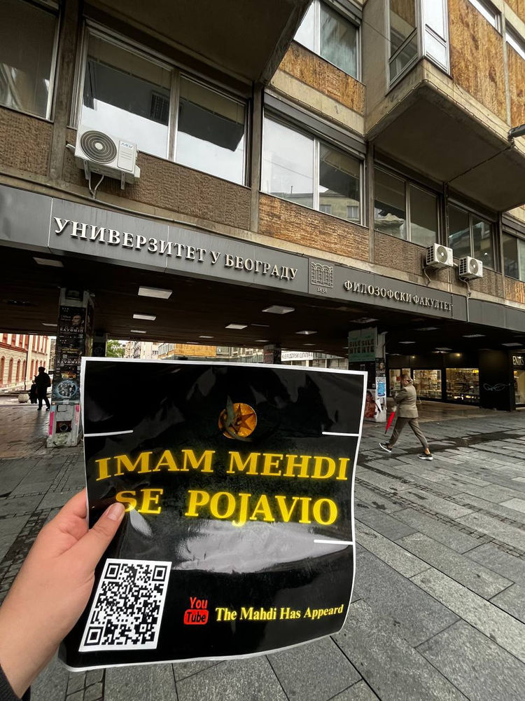 Mohammed Emini, de Serbie, diffuse la Religion ahmadie de la paix et de la lumière dans les rues de Belgrade, en Serbie