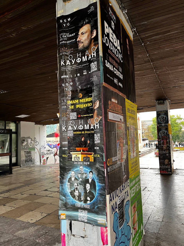 Mohammed Emini, de Serbie, diffuse la Religion ahmadie de la paix et de la lumière dans les rues de Belgrade, en Serbie