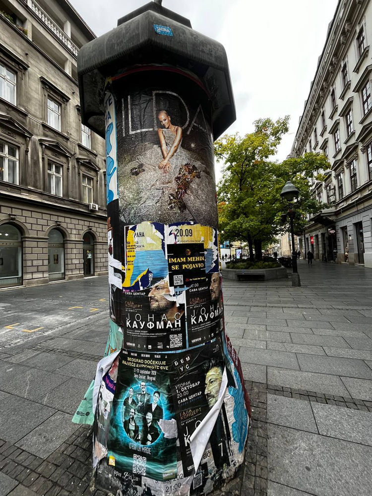 Mohammed Emini, de Serbie, diffuse la Religion ahmadie de la paix et de la lumière dans les rues de Belgrade, en Serbie