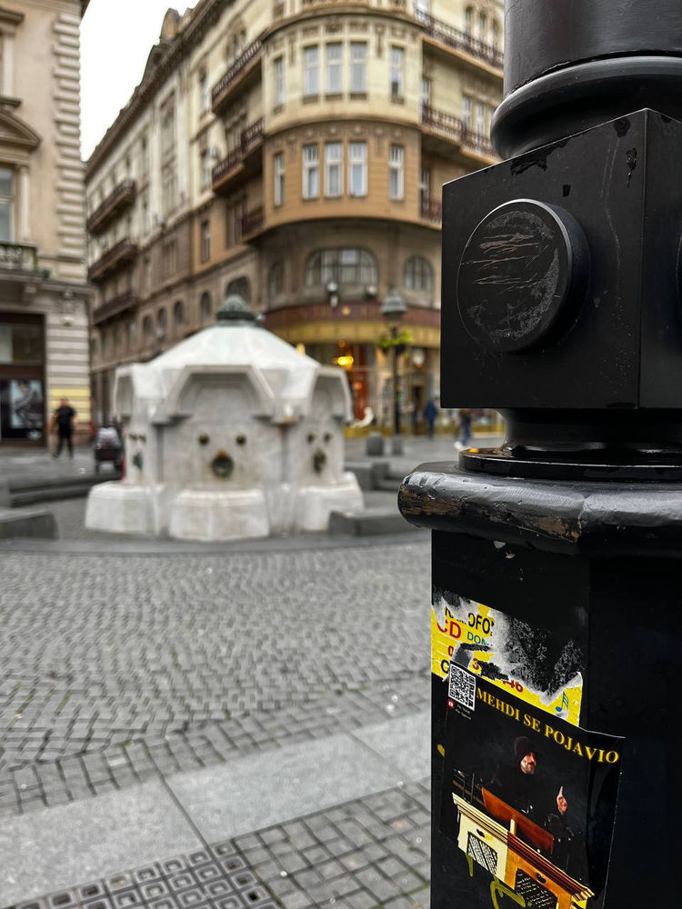 Mohammed Emini, de Serbie, diffuse la Religion ahmadie de la paix et de la lumière dans les rues de Belgrade, en Serbie