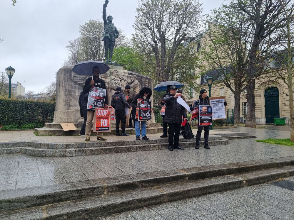 Des croyants manifestent devant l’ambassade d’Égypte en France