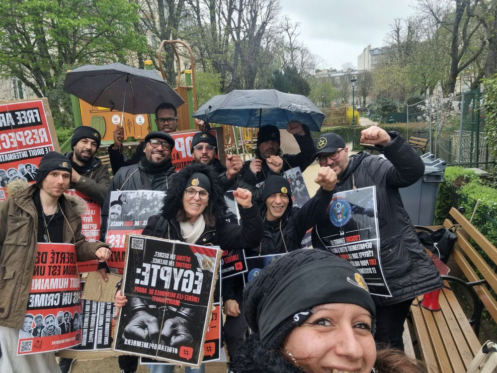 Des croyants manifestent devant l’ambassade d’Égypte en France