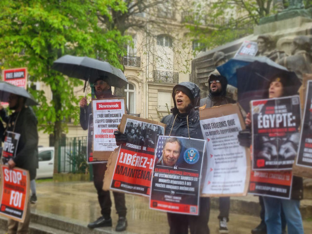 Des croyants manifestent devant l’ambassade d’Égypte en France