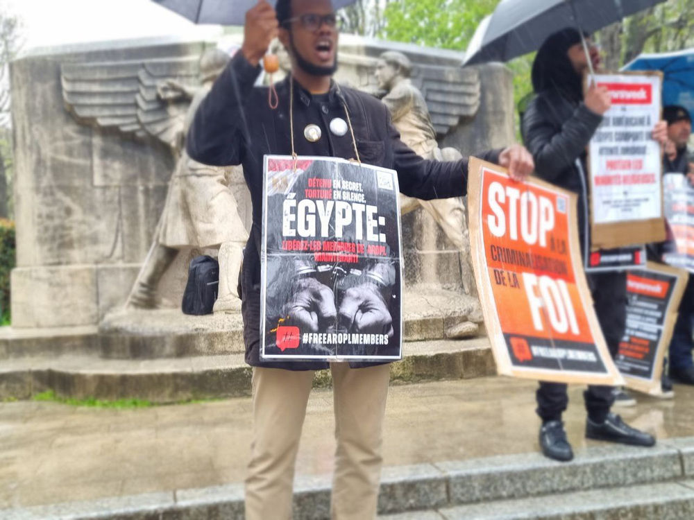 Des croyants manifestent devant l’ambassade d’Égypte en France