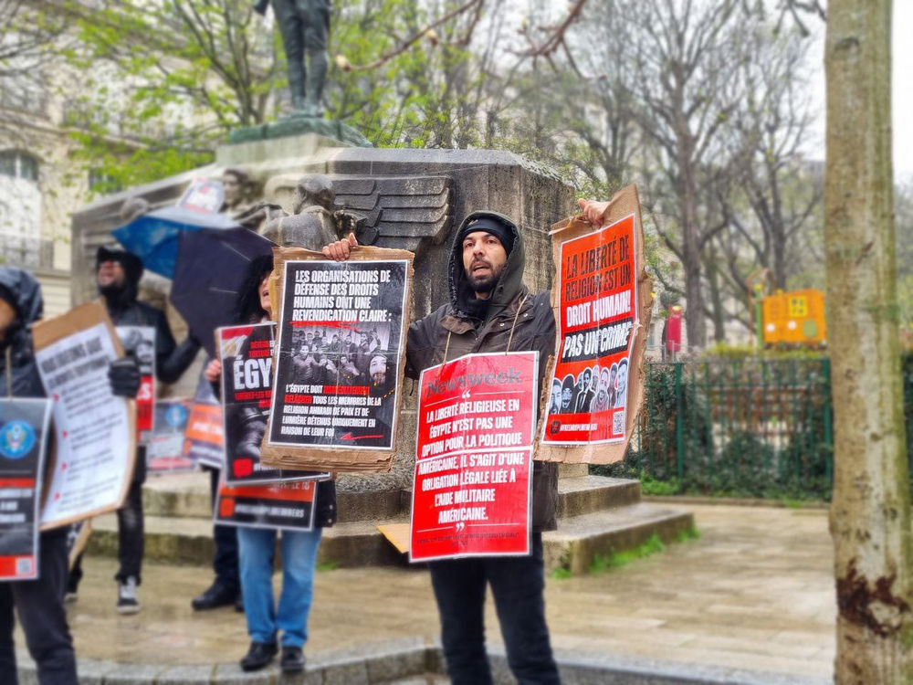 Des croyants manifestent devant l’ambassade d’Égypte en France
