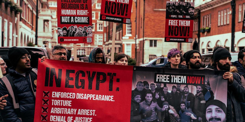 Des croyants manifestent devant l’ambassade d’Égypte au Royaume-Uni