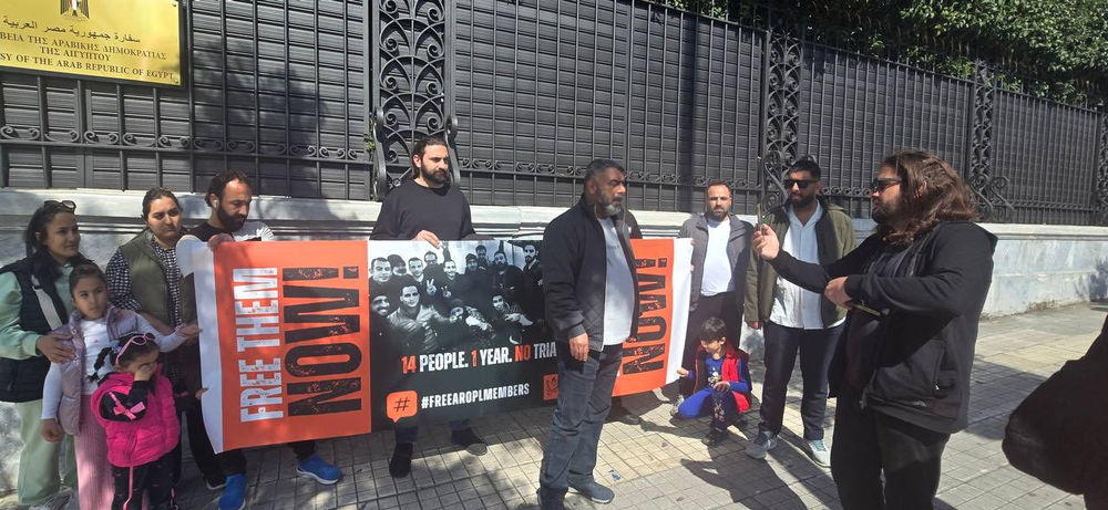 Des croyants manifestent devant l’ambassade d’Égypte en Grèce