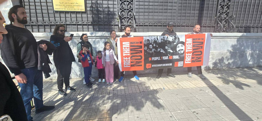 Des croyants manifestent devant l’ambassade d’Égypte en Grèce
