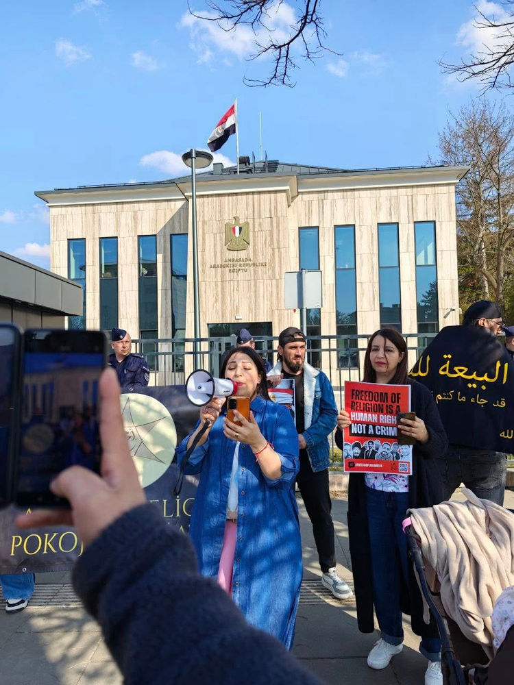 Des croyants manifestent devant l’ambassade d’Égypte en Pologne