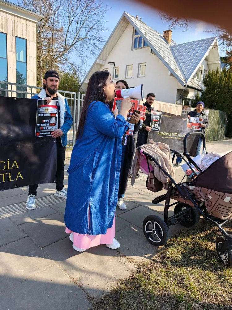 Des croyants manifestent devant l’ambassade d’Égypte en Pologne