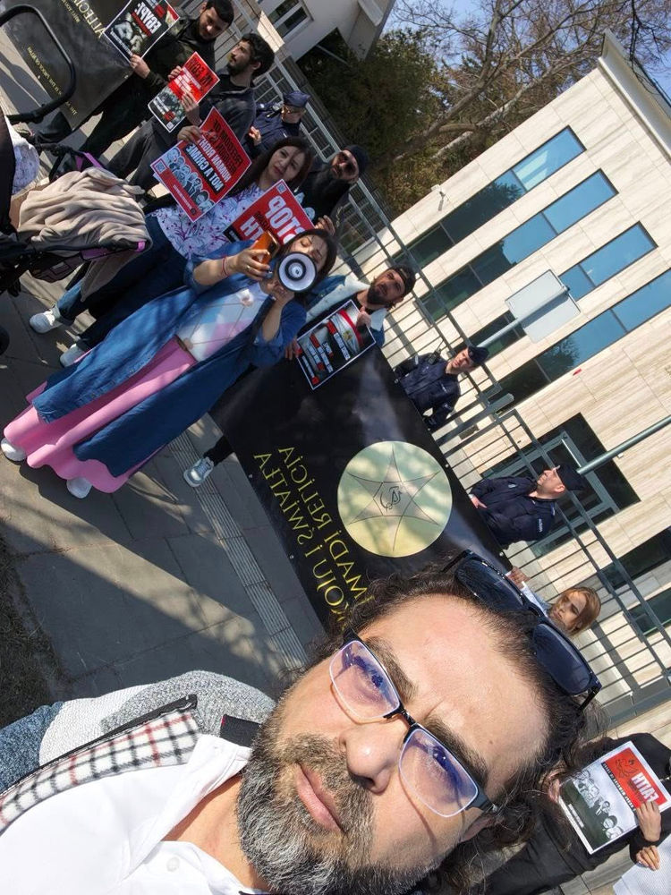 Des croyants manifestent devant l’ambassade d’Égypte en Pologne