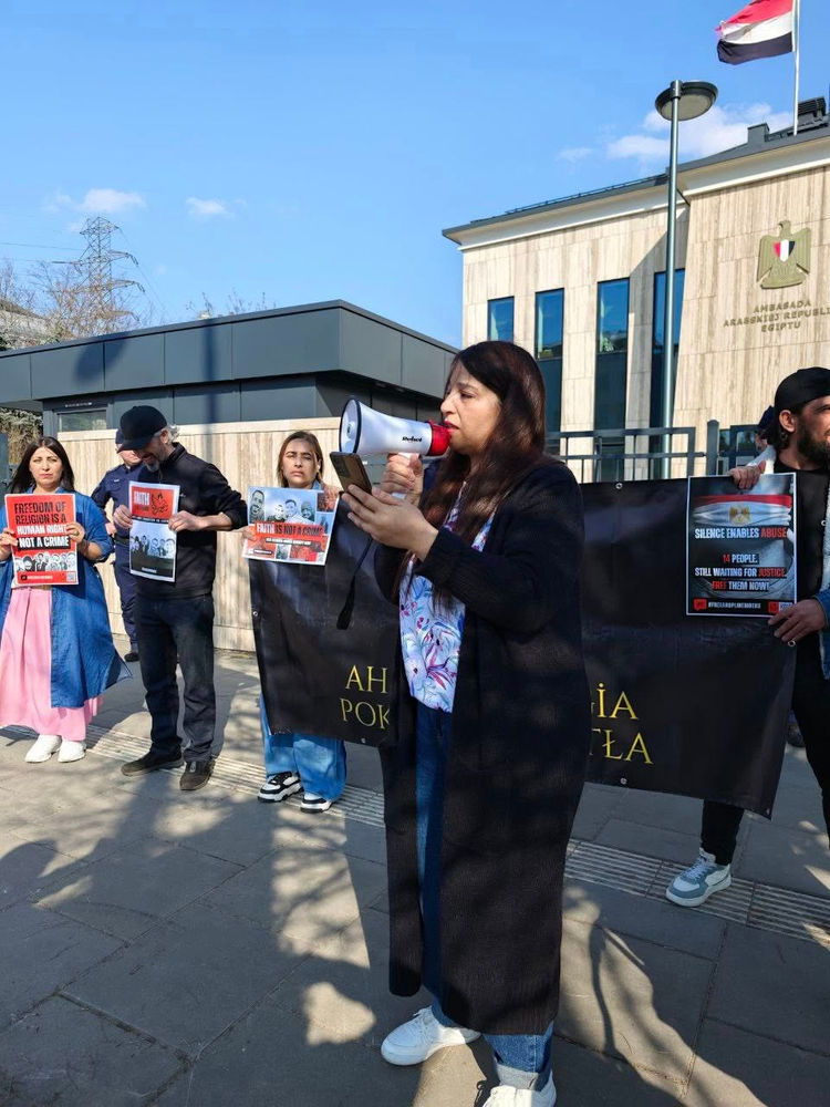 Des croyants manifestent devant l’ambassade d’Égypte en Pologne