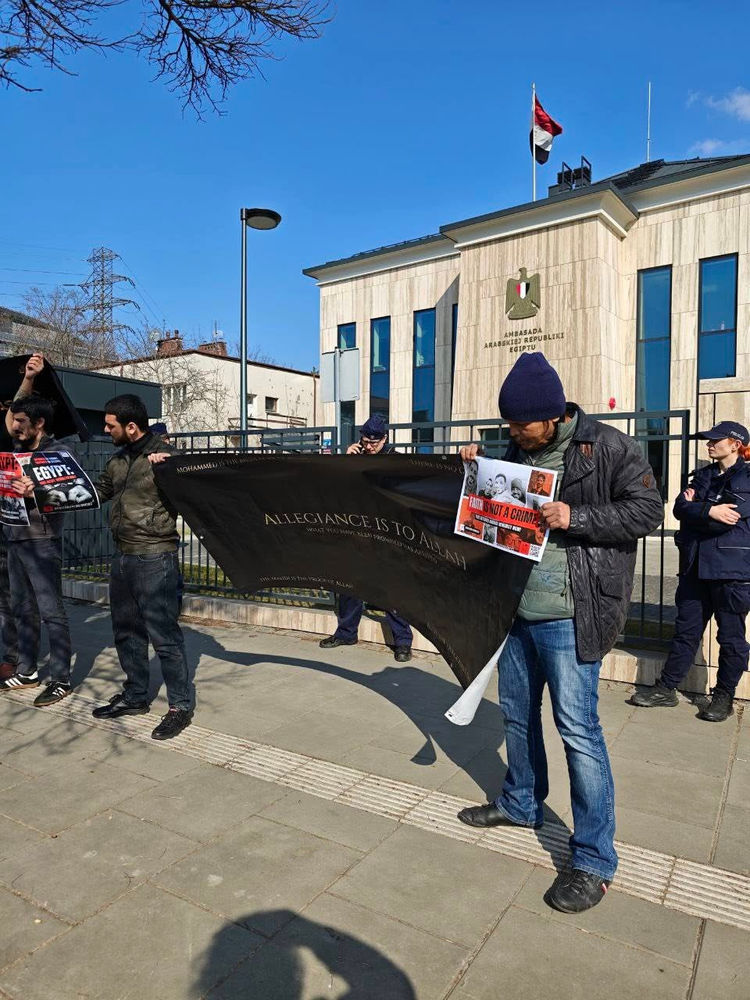 Des croyants manifestent devant l’ambassade d’Égypte en Pologne