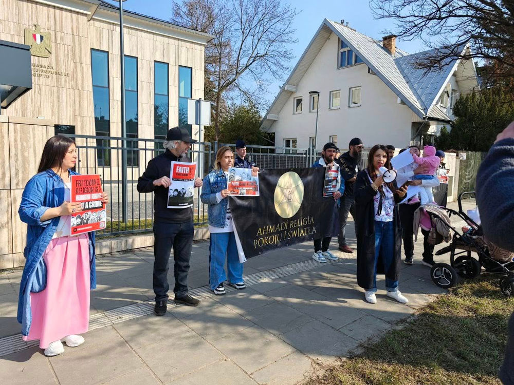 Des croyants manifestent devant l’ambassade d’Égypte en Pologne
