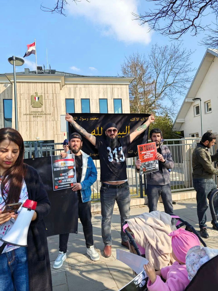 Des croyants manifestent devant l’ambassade d’Égypte en Pologne