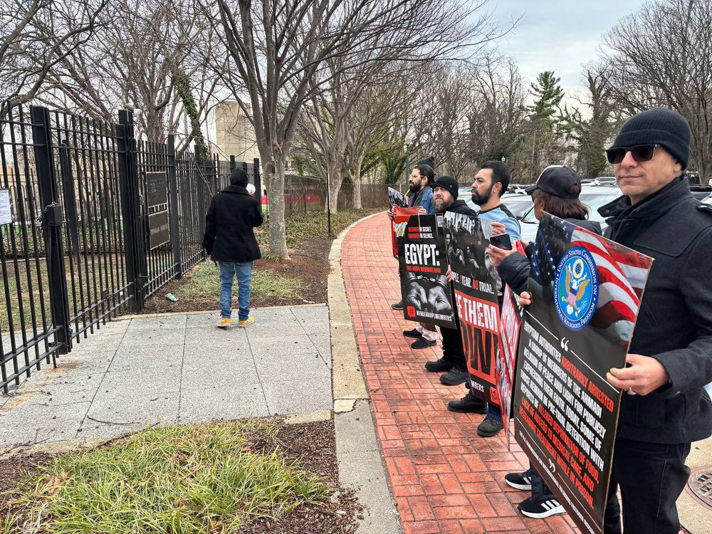 Des croyants manifestent devant l’ambassade d’Égypte en Amérique
