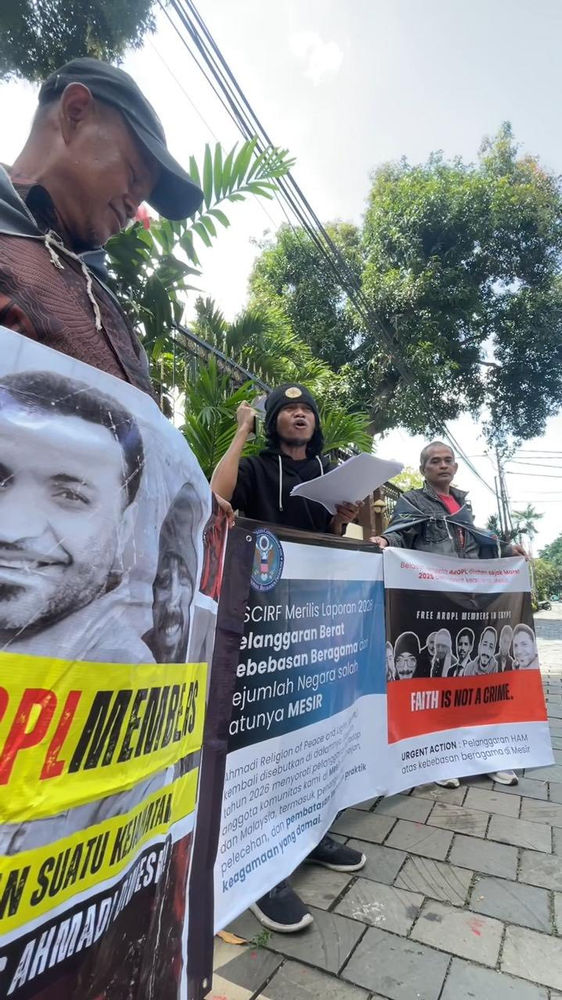 Des croyants manifestent devant l’ambassade d’Égypte en Indonésie