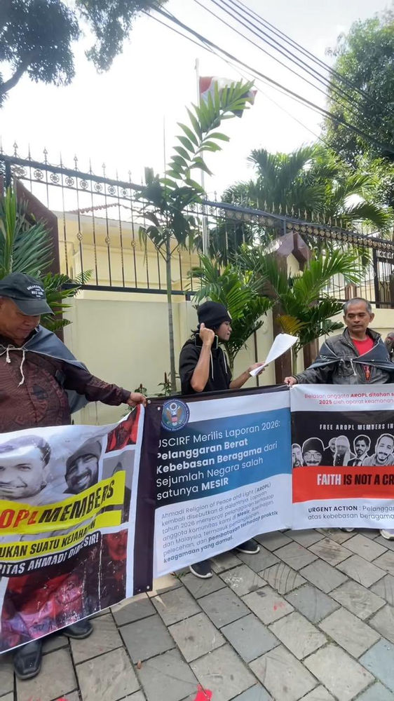 Des croyants manifestent devant l’ambassade d’Égypte en Indonésie