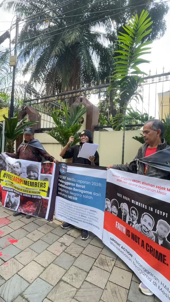 Des croyants manifestent devant l’ambassade d’Égypte en Indonésie