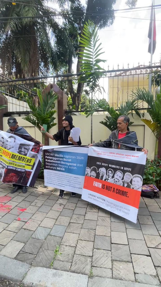 Des croyants manifestent devant l’ambassade d’Égypte en Indonésie