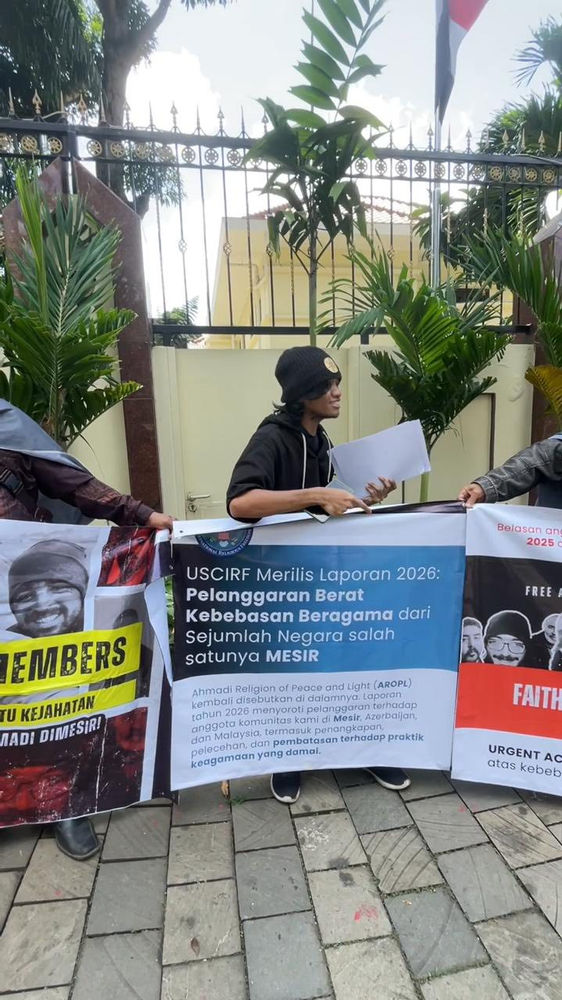 Des croyants manifestent devant l’ambassade d’Égypte en Indonésie