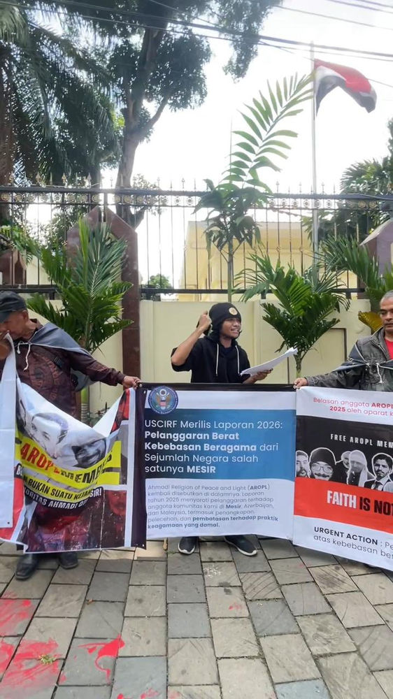 Des croyants manifestent devant l’ambassade d’Égypte en Indonésie