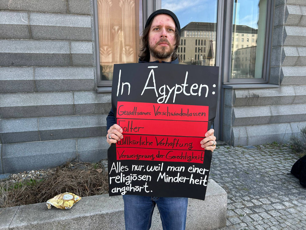 Des croyants manifestent devant l’ambassade d’Égypte en Allemagne