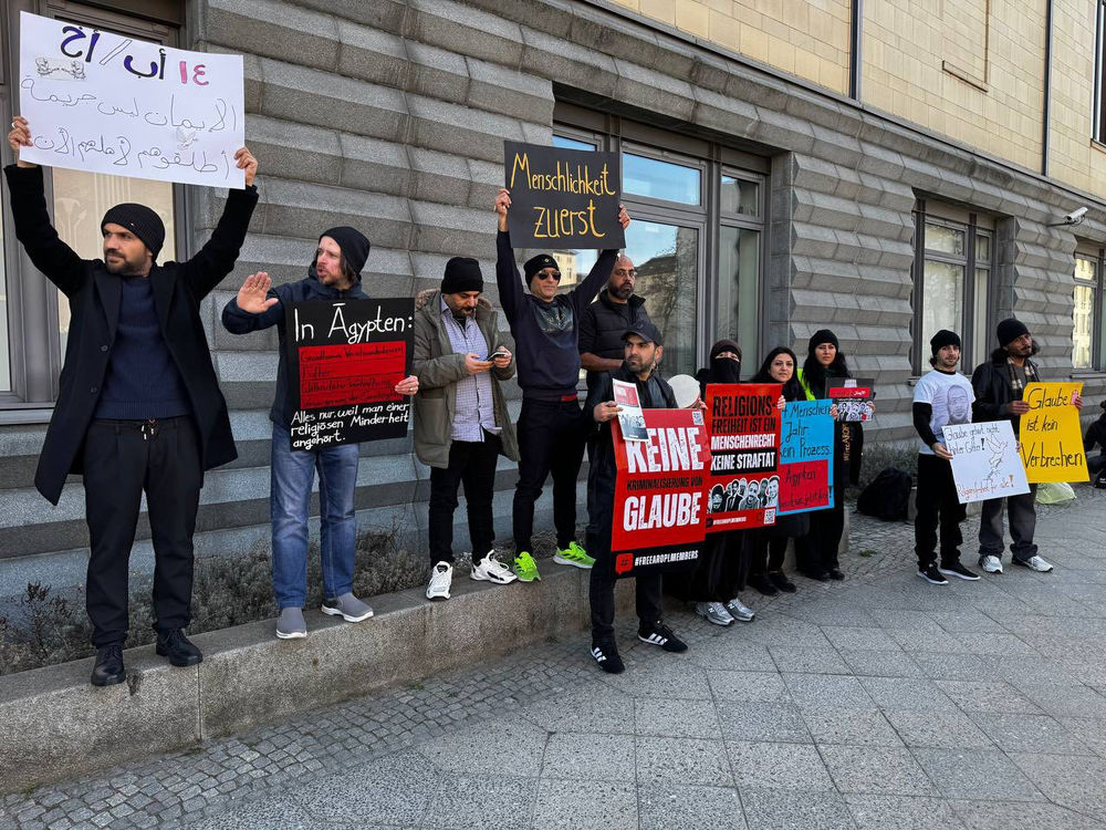 Des croyants manifestent devant l’ambassade d’Égypte en Allemagne
