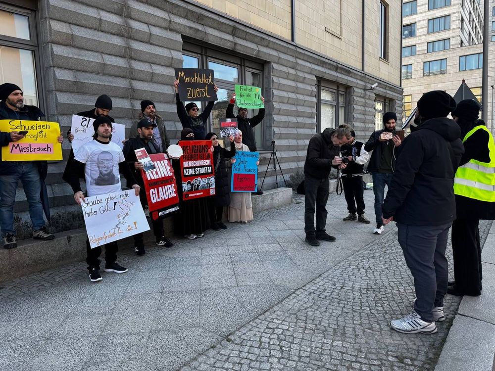 Des croyants manifestent devant l’ambassade d’Égypte en Allemagne