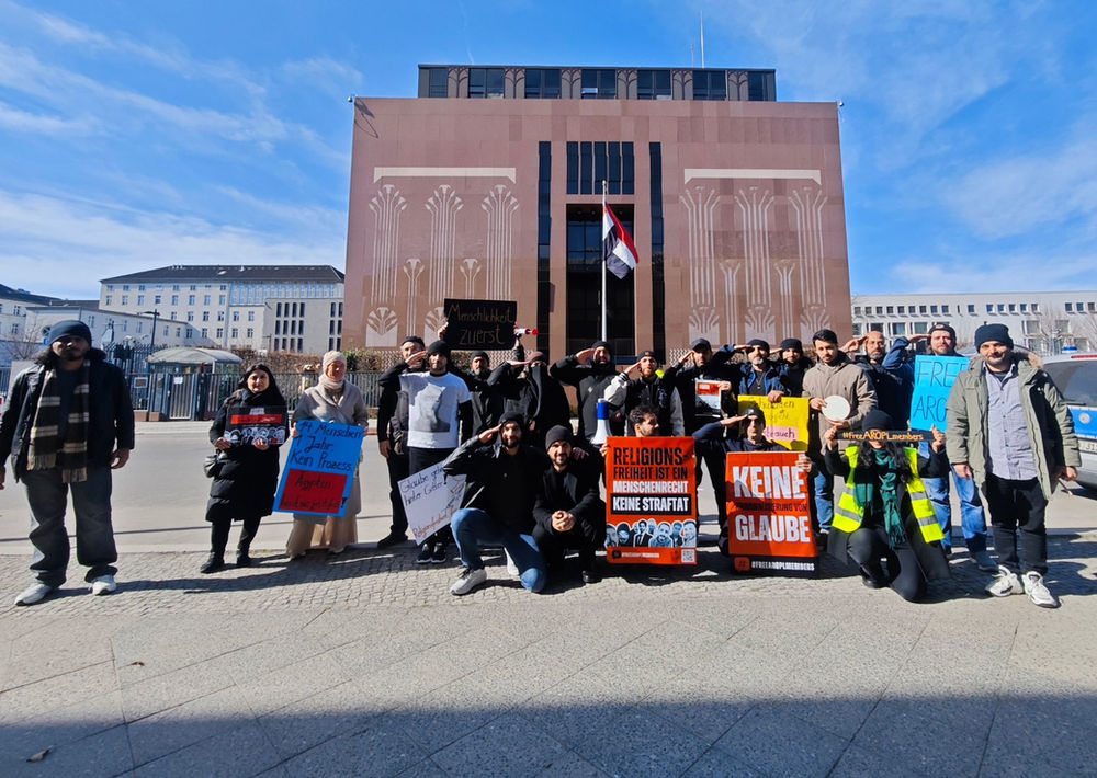 Des croyants manifestent devant l’ambassade d’Égypte en Allemagne