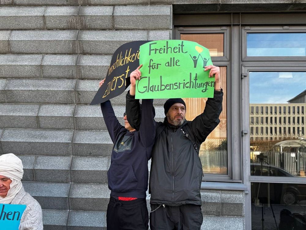 Des croyants manifestent devant l’ambassade d’Égypte en Allemagne