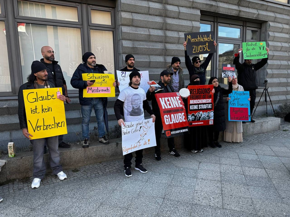 Des croyants manifestent devant l’ambassade d’Égypte en Allemagne
