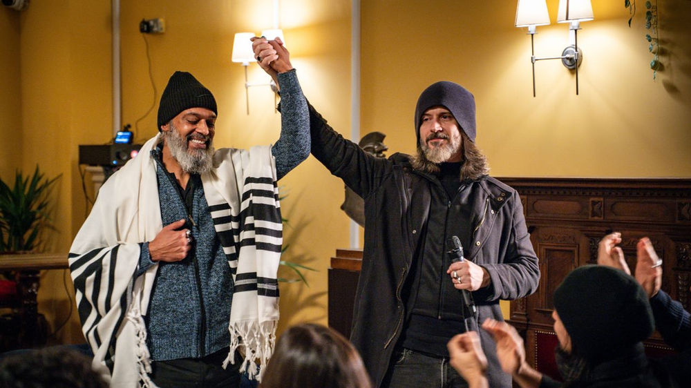 Aba Al-Sadiq accueille un homme juif israélien rejoignant sa communauté (2025)