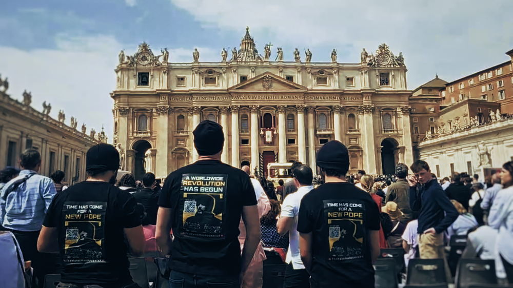 Des croyants de l’AROPL devant le pape François