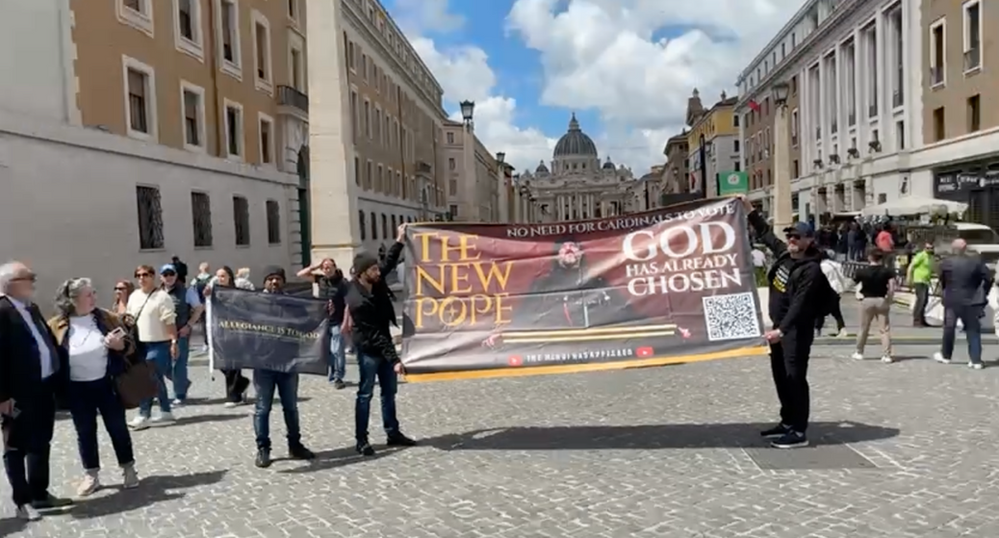 Des croyants de l’AROPL devant le pape François